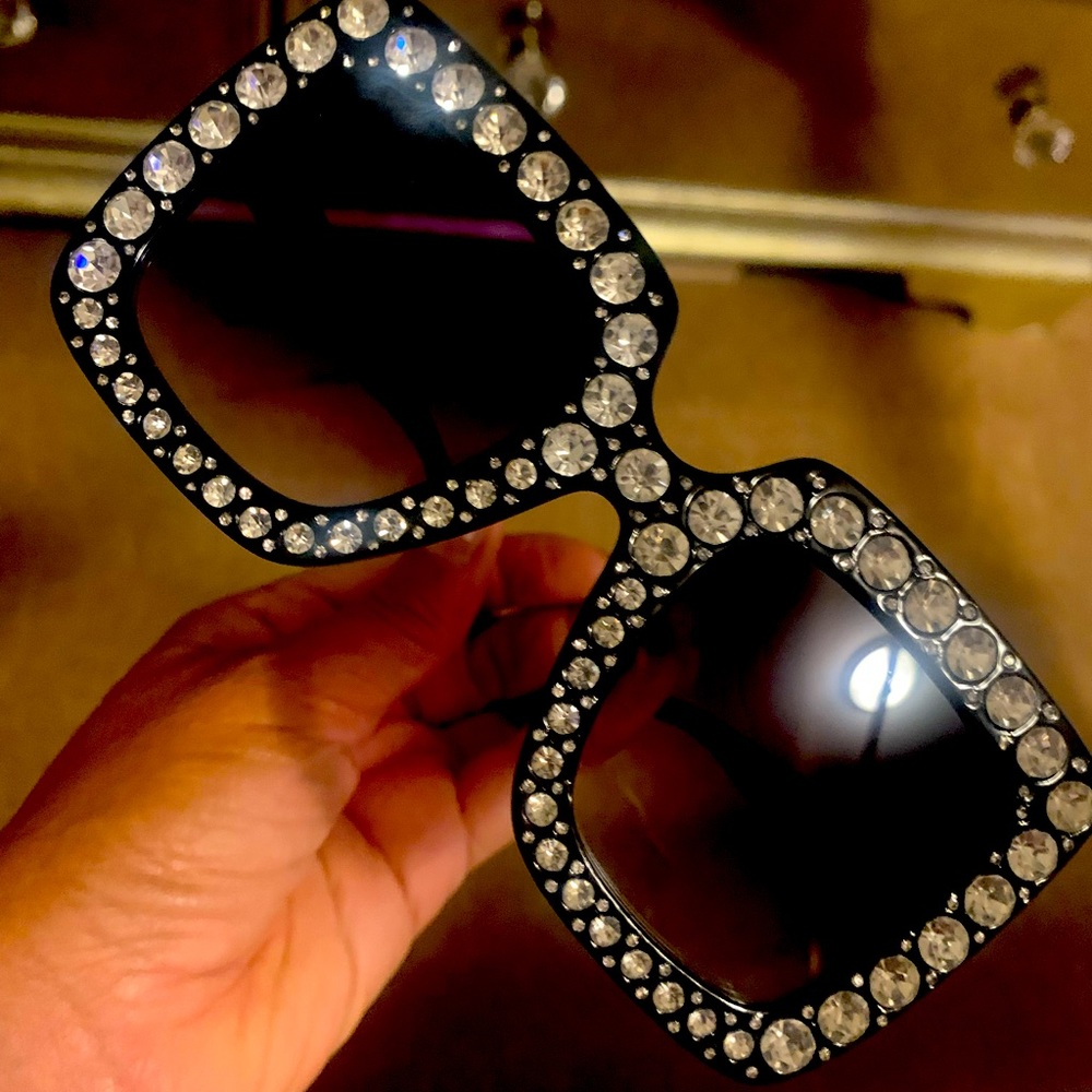Stunner Shades 😎 Perfect for NYE!!